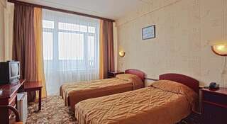 Гостиница  Байкал Листвянка Двухместный номер эконом-класса с 2 отдельными кроватями и видом на озеро-1