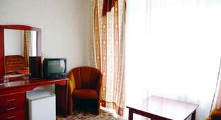 Гостиница  Байкал Листвянка Двухместный номер эконом-класса с 2 отдельными кроватями и видом на озеро-4