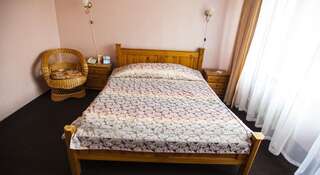 Гостиница  Байкал Листвянка Семейный номер с 2 комнатами и видом на лес-3