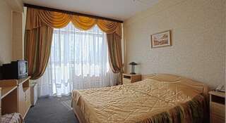 Гостиница  Байкал Листвянка Двухместный номер эконом-класса с 1 кроватью и видом на озеро-1